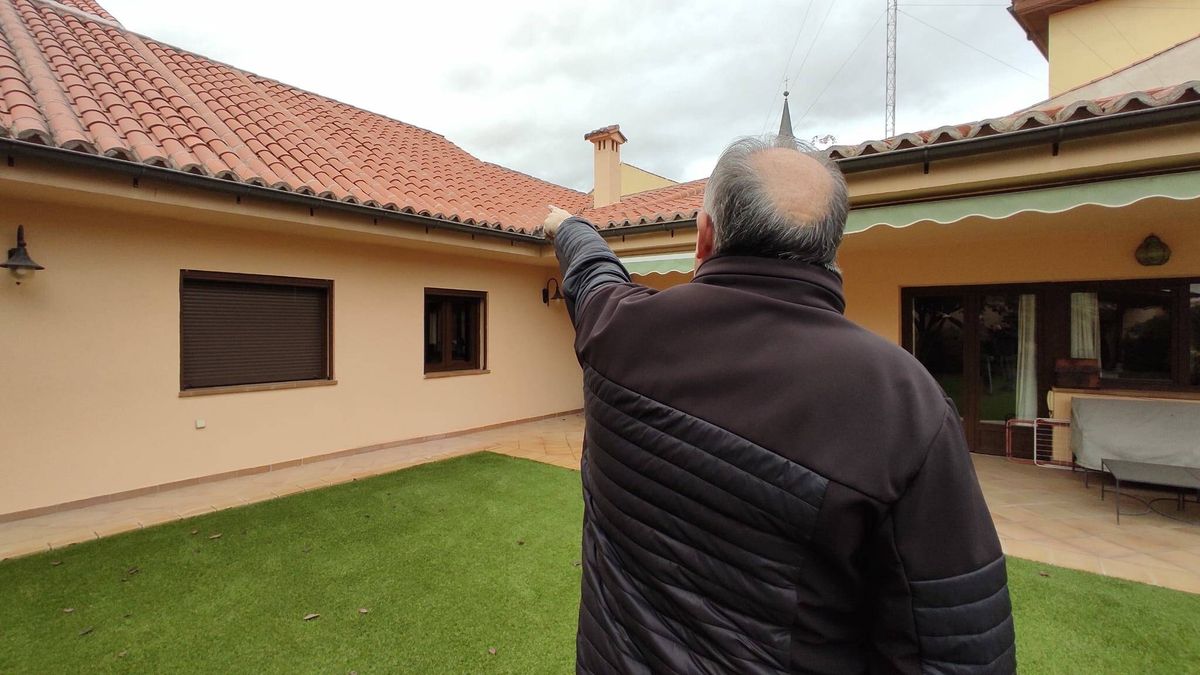 La lucha de Pachi para poner placas solares en el tejado de su casa de Alcalá de Henares