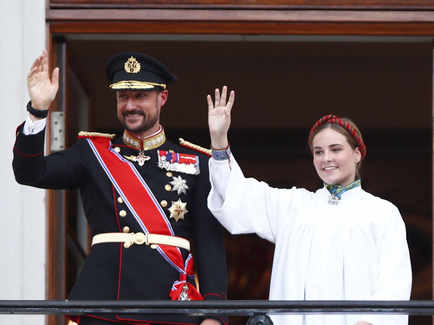 El príncipe Haakon e Ingrid Alexandra saludan desde el balcón del palacio real. (Reuters)
