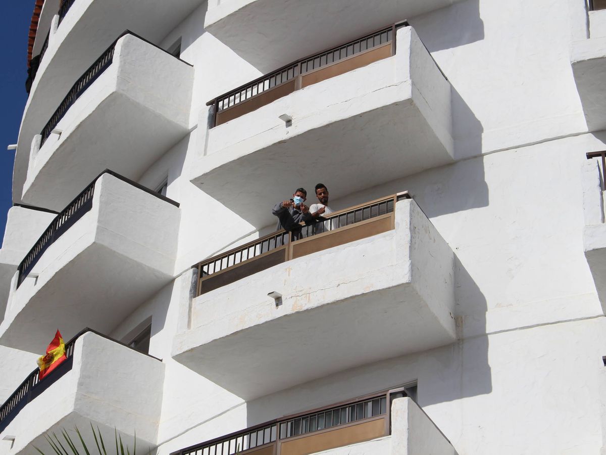 Foto: Un par de marroquíes, en un hotel en Gran Canaria. (A. Alamillos)