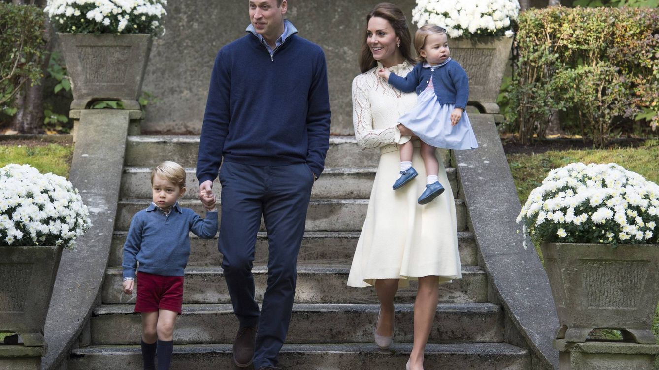 Foto: Los duques de Cambridge junto a George y Charlotte (EFE)