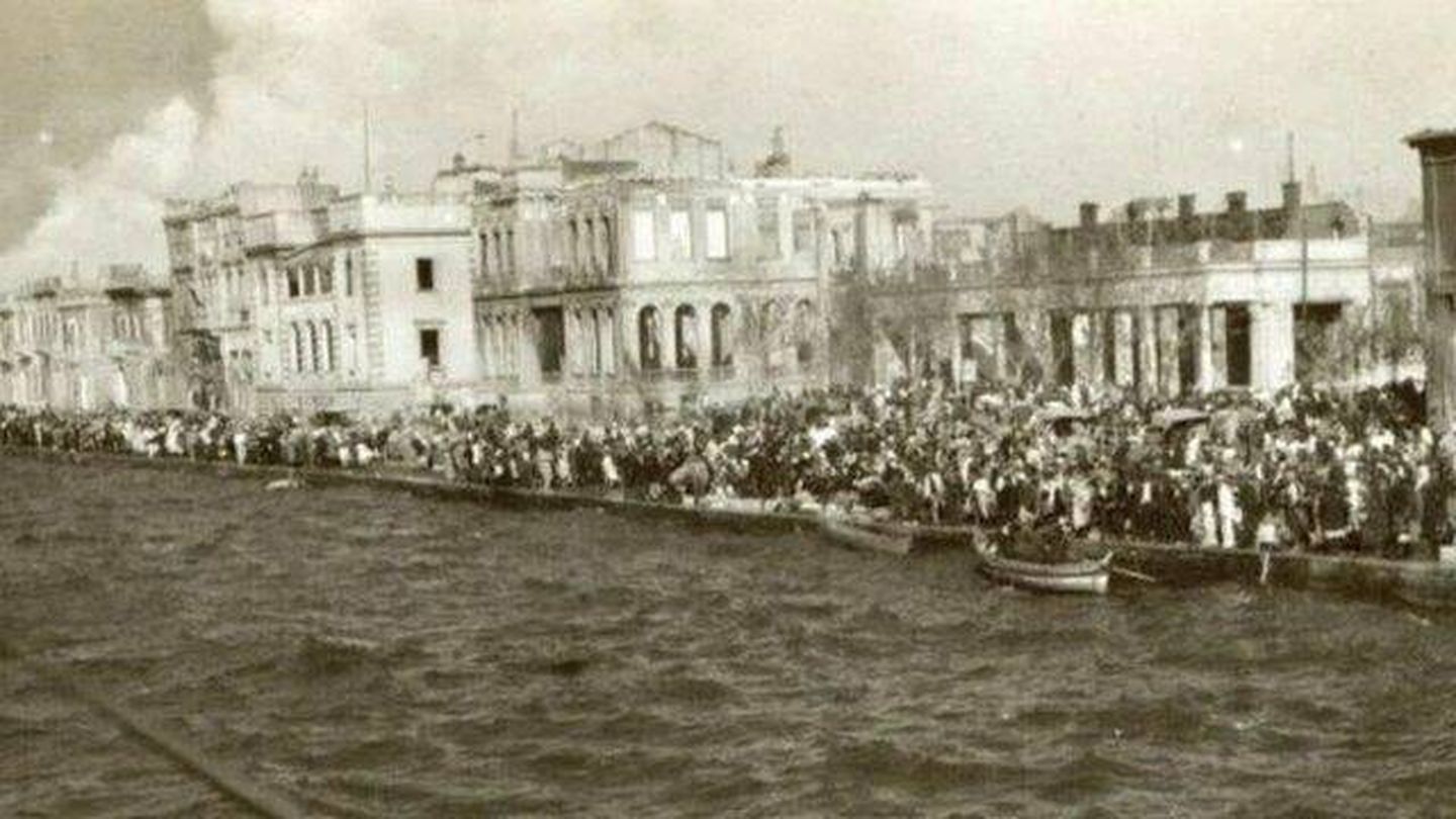 Los refugiados intan huír en el muelle de Esmirna en septiembre de 1921