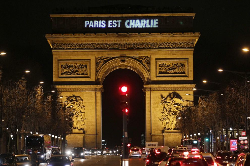 Mensaje en el Arco del Triunfo de París. (Reuters)