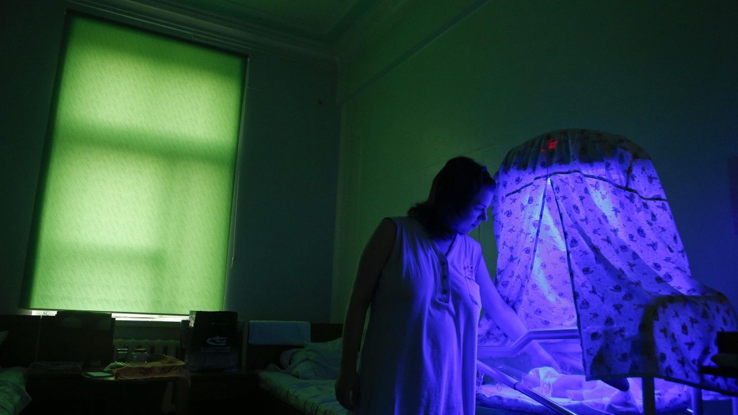 Una mujer observa a su hijo en un centro sanitario de Donetsk (Reuters).