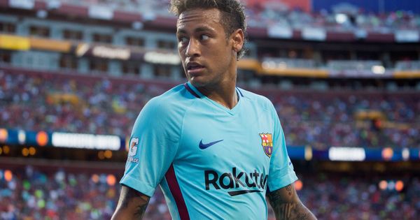 Foto: Neymar Jr. de FC Barcelona camina luego de una acción contra Manchester United. (EFE)