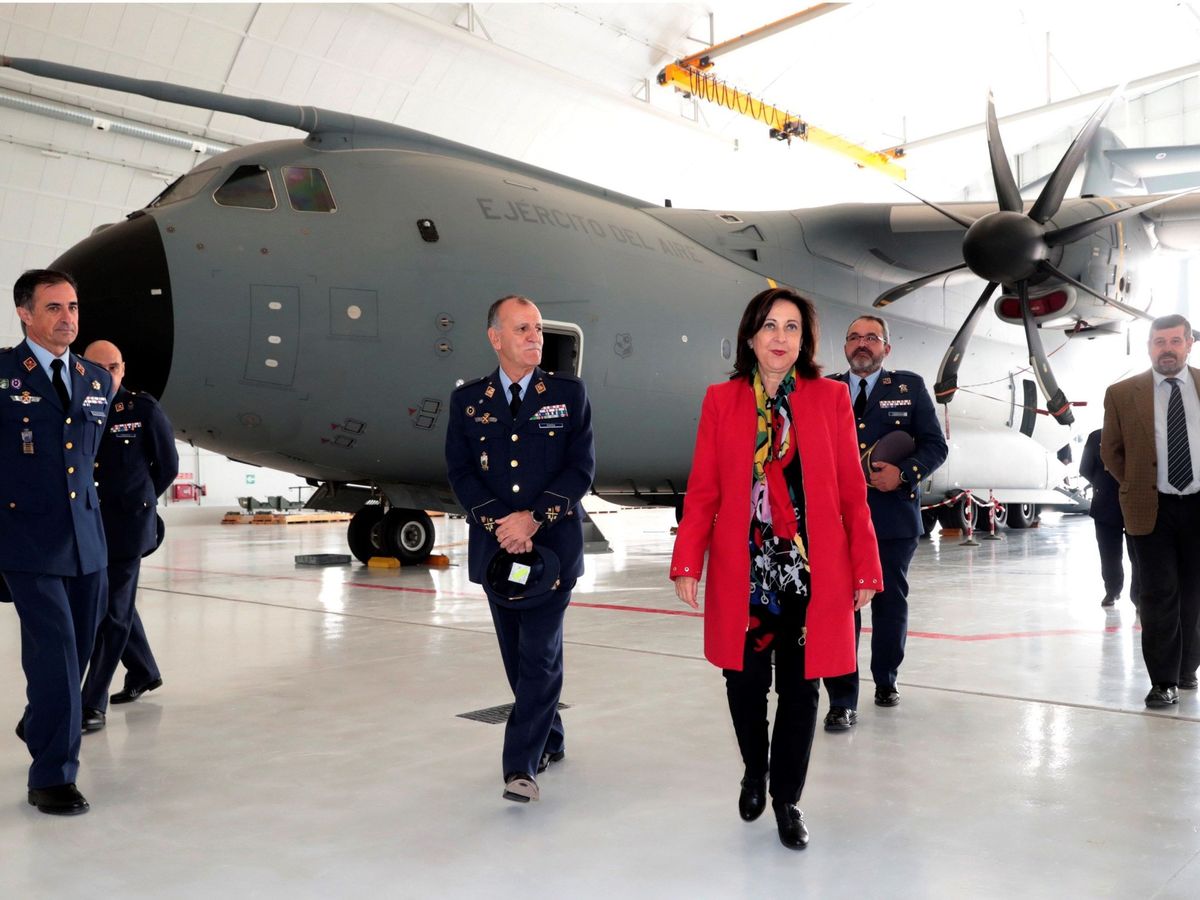 Foto: La ministra de Defensa, Margarita Robles, tras descender de un avión de transporte militar Airbus A400M. (EFE)
