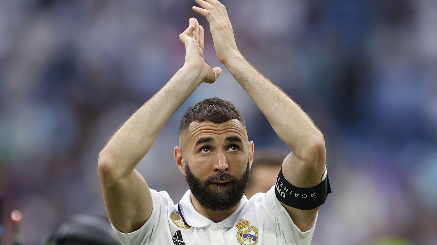 Karim Benzema aplaude al público. (Reuters/Juan Medina)