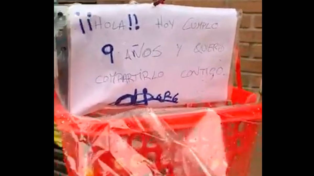 Cumple 9 años y regala caramelos a sus vecinos con una cesta colgando del balcón