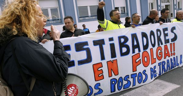 Foto: Estibadores de Ferrol en huelga el pasado 5 de junio (EFE)