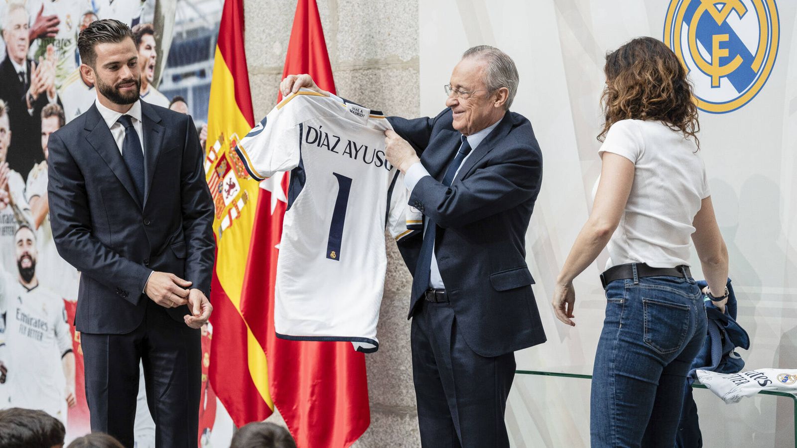 La presidenta de la Comunidad de Madrid recibe una camiseta personalizada del Real Madrid. (Gtres)