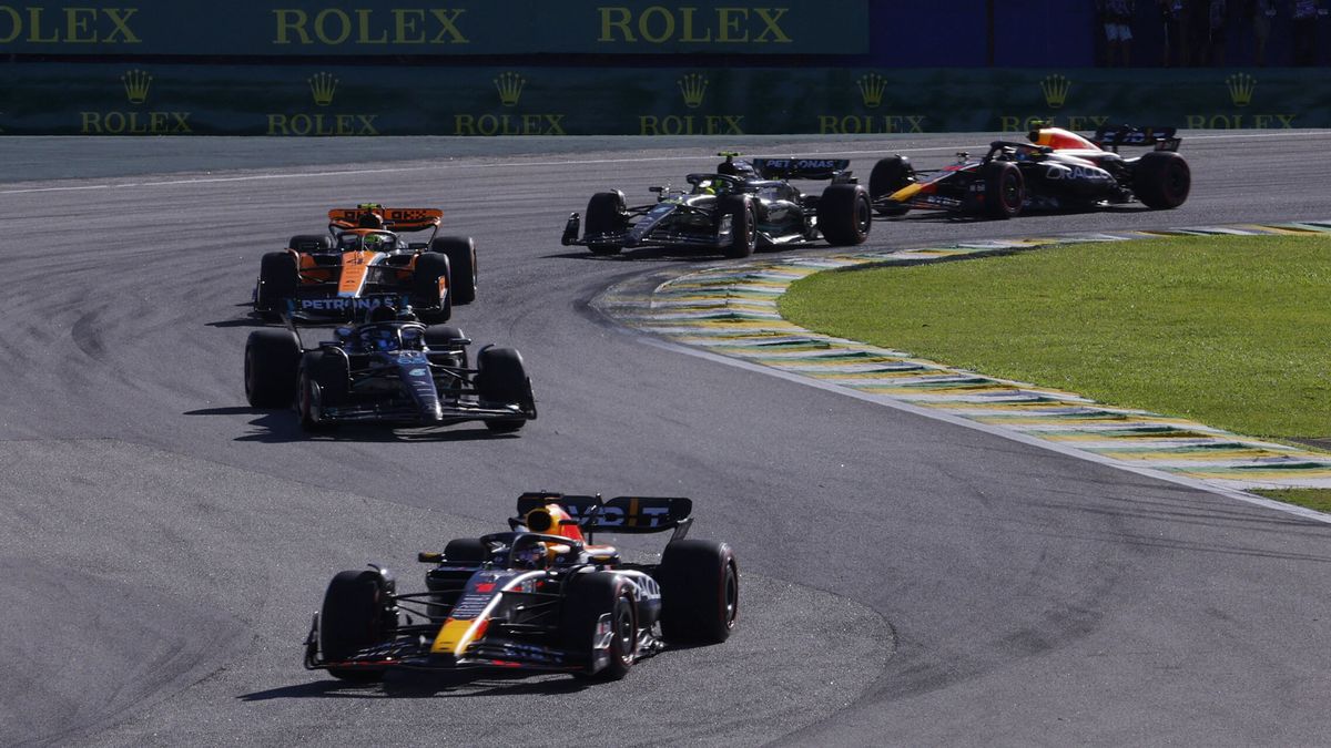 Verstappen triunfa, Sainz acaba octavo y Alonso llega undécimo en la carrera al sprint en Brasil