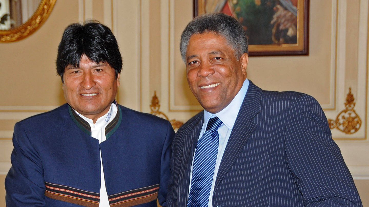 Evo Morales, junto a Maturana en una reunión. (EFE/Santiago García)