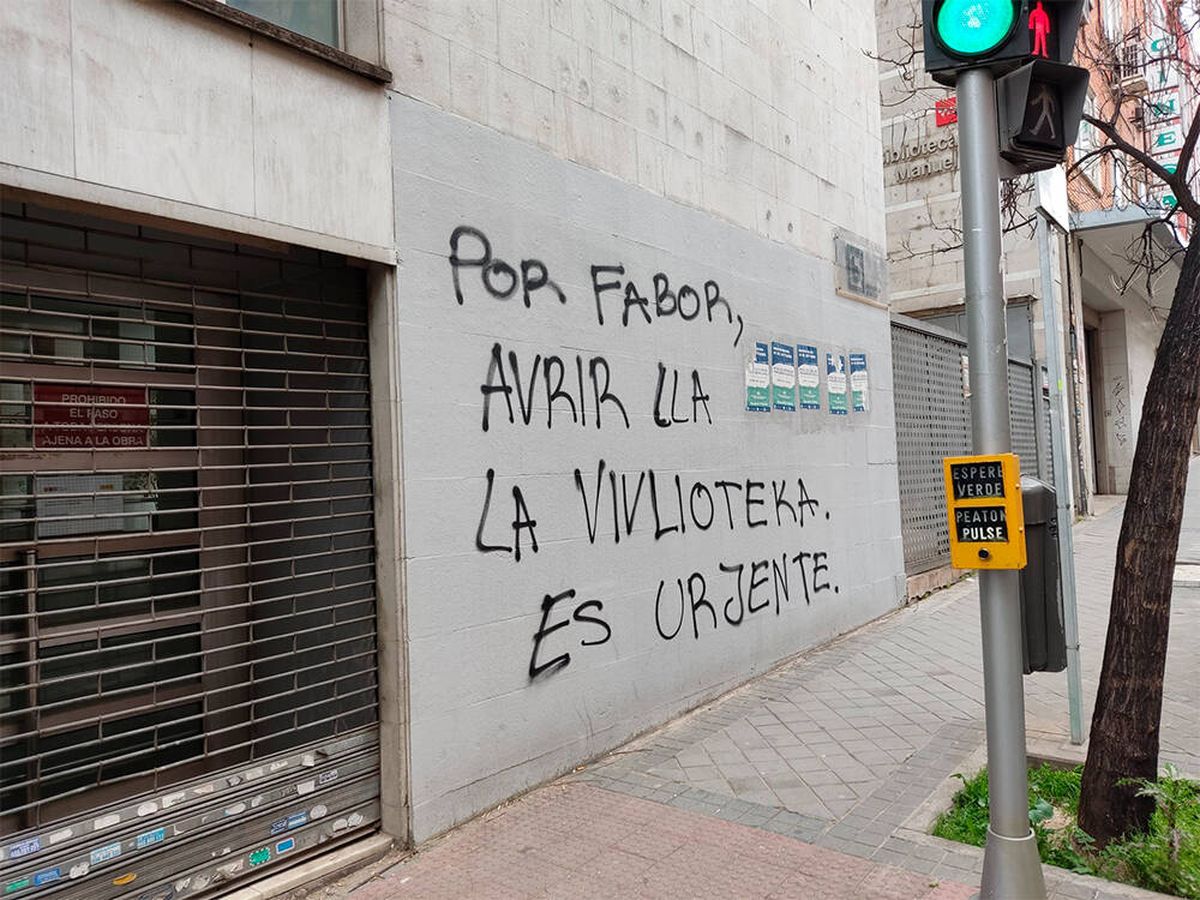 Foto: El "marabilloso" grafiti viral que reivindica el valor de las bibliotecas para la educación (Twitter @chuzodepunta)