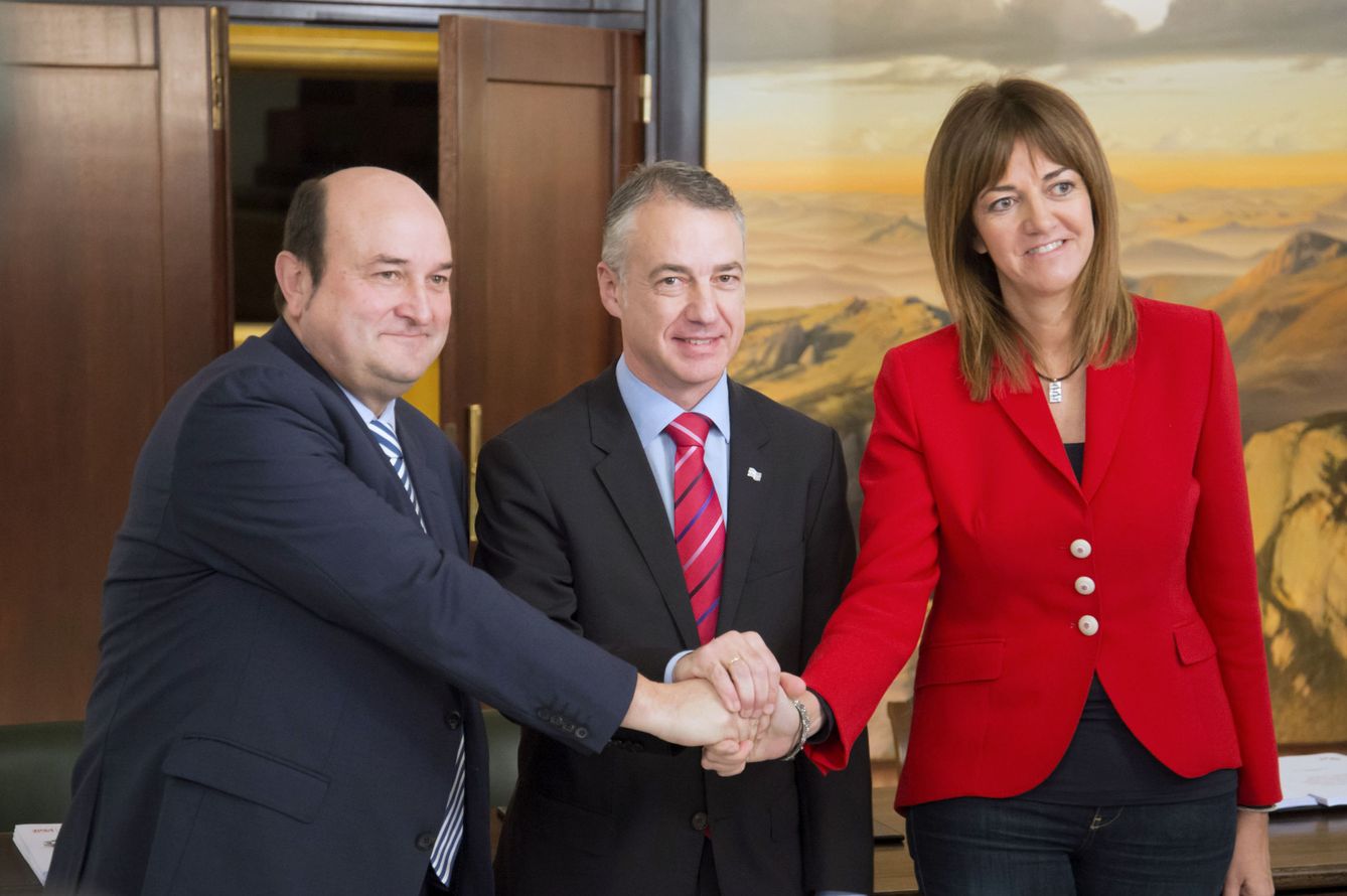 Ortuzar, Urkullu y Mendia estrechan sus manos hace cuatro años tras la firma del pacto para el Gobierno en coalición. (EFE)