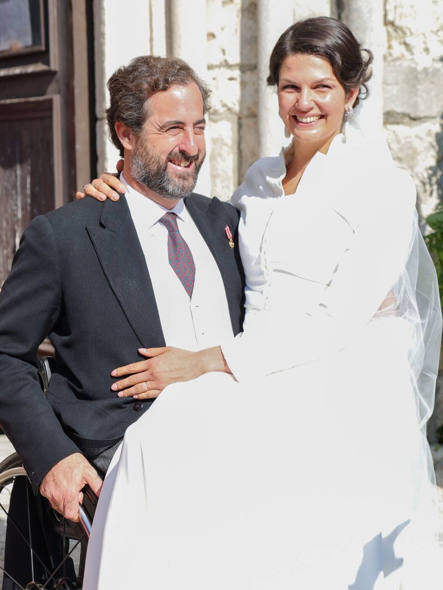 Ignacio y Leonor, sonrientes, enamorados y felices a la salida de la iglesia. (Gtres)