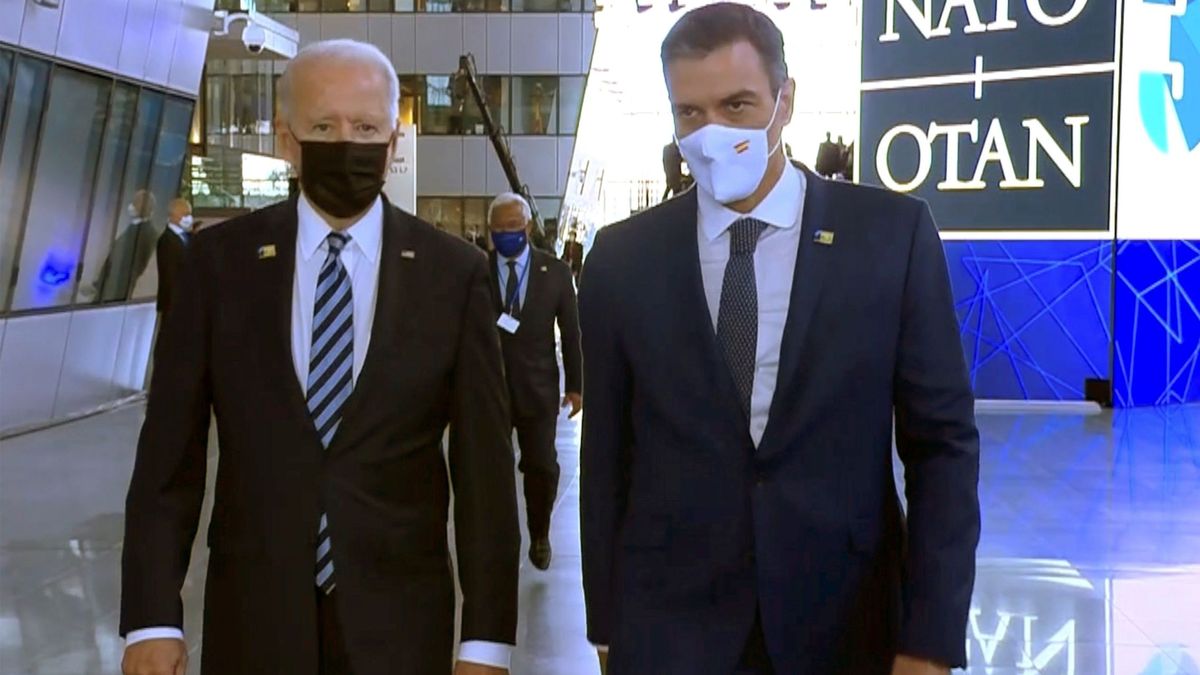 El ridículo selfi de Sánchez con Biden retrata nuestra inanidad exterior