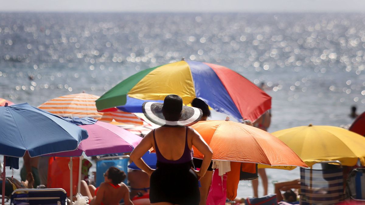 Ni castillos de arena ni sombrillas oxidadas: las prohibiciones en las playas españolas