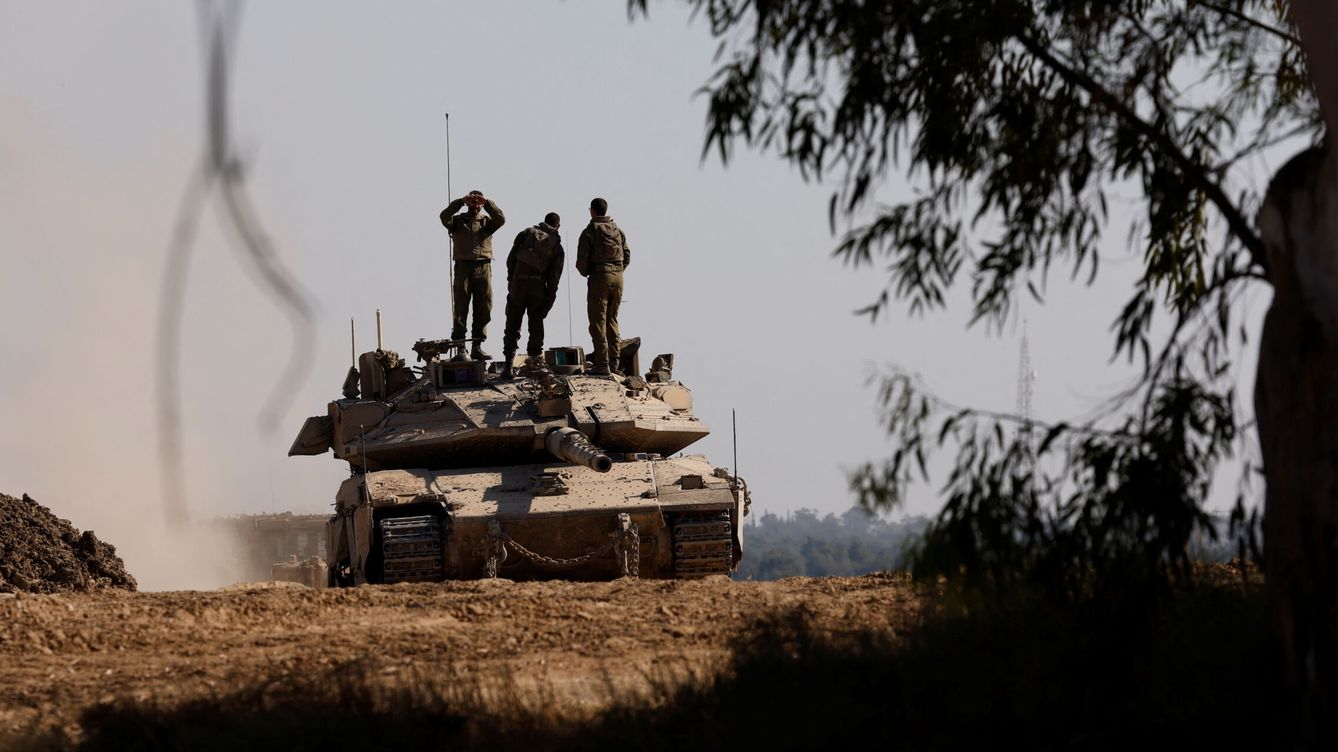 Foto: Tropas del Ejército de Israel sobre un tanque. (Reuters/Amir Cohen)
