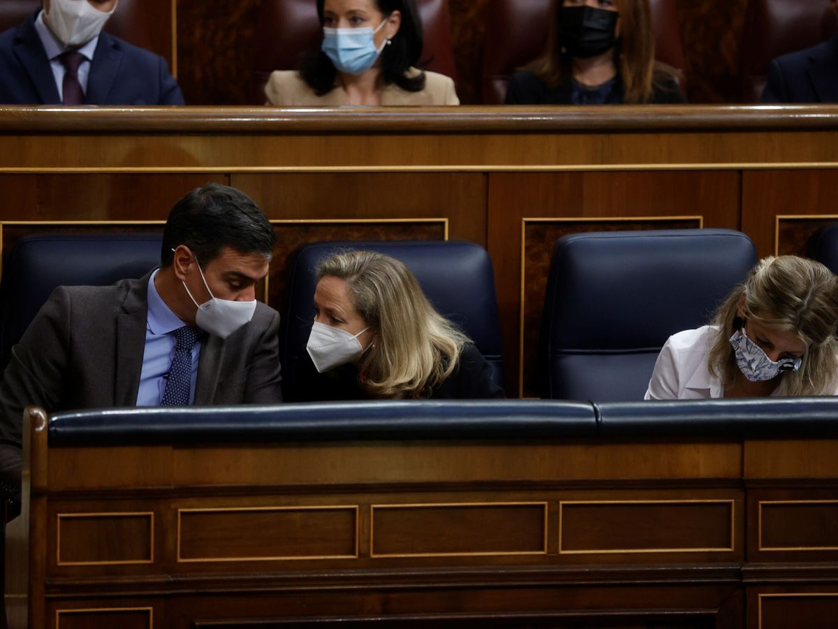 Foto: Sánchez, Calviño y Díaz, en el Congreso. (EFE/Juan Carlos Hidalgo)