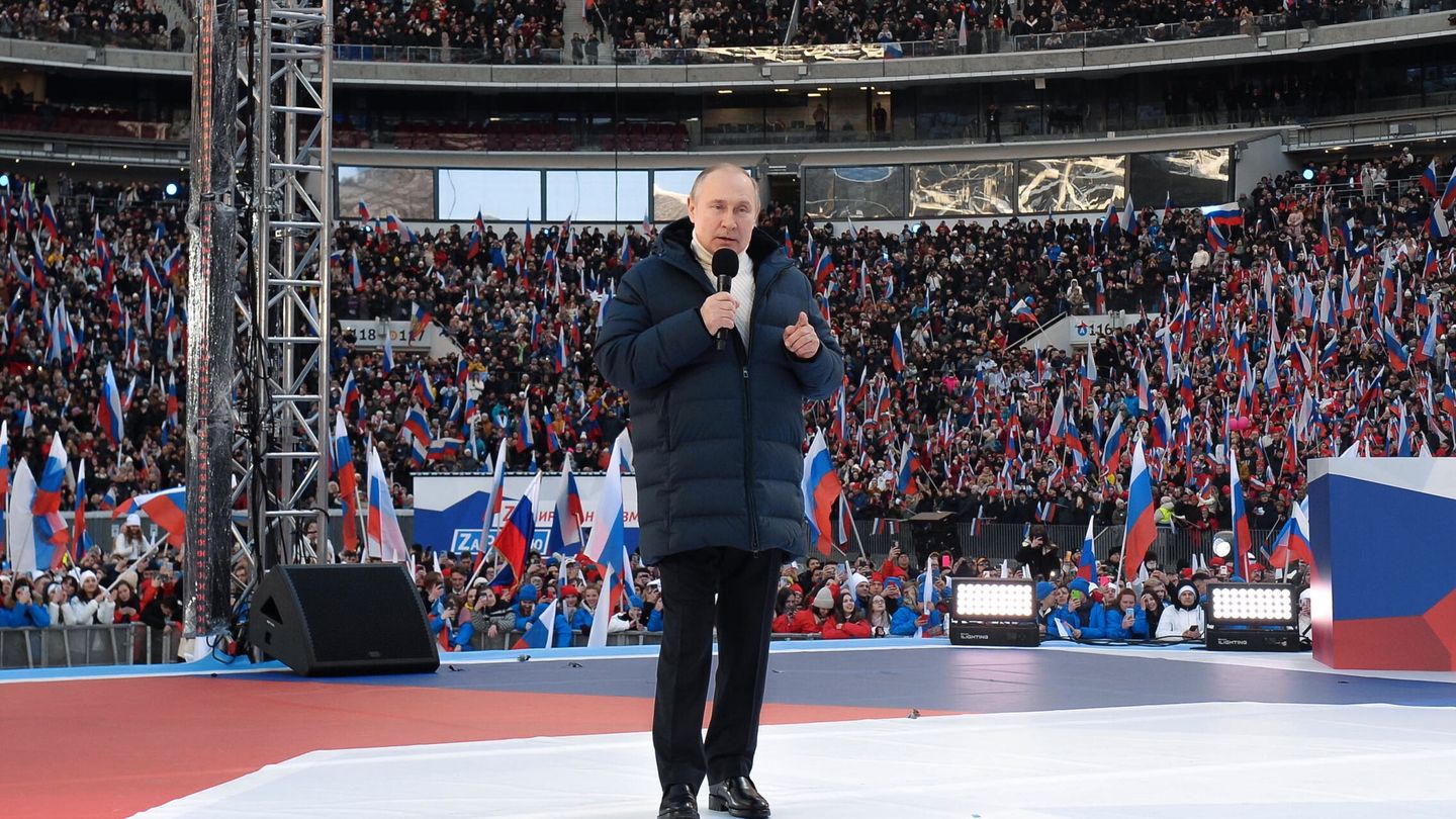 Putin arengando al público ruso en una intervención el viernes 18 de marzo