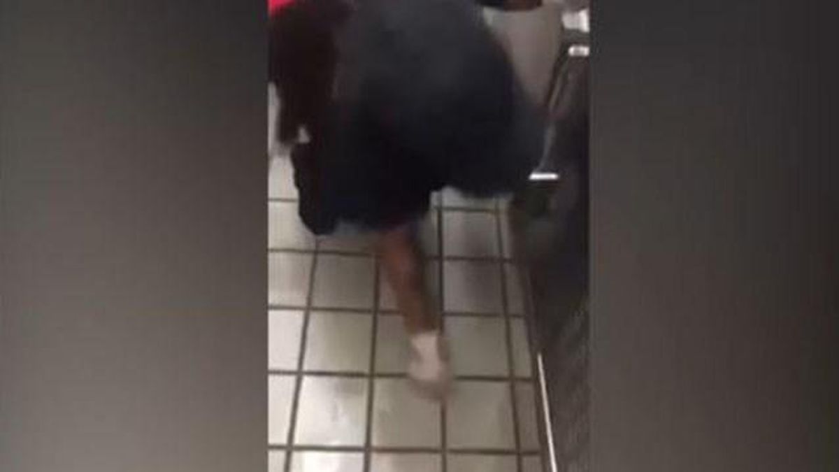 La empleada de un bar, pillada usando un pan con el que había "barrido" el suelo