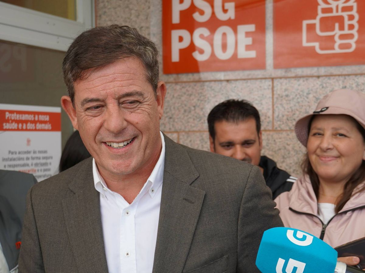 Foto: Gómez Besteiro, entregando los avales para su designación como candidato socialista a la Xunta. (Cedida)