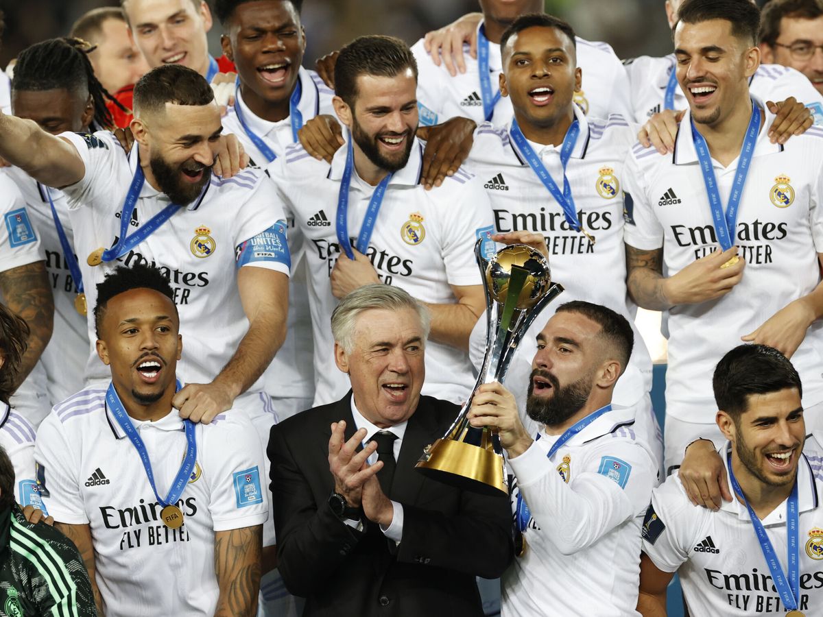 Foto: Ancelotti celebra con los jugadores el título de campeones del mundo. (EFE/Julio Muñoz)
