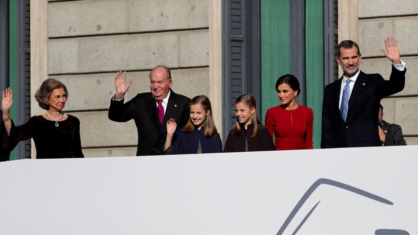 Los reyes Sofía y Juan Carlos, la princesa Leonor, la infanta Sofía y los reyes Letizia y Felipe, saludando desde el Congreso. (EFE)