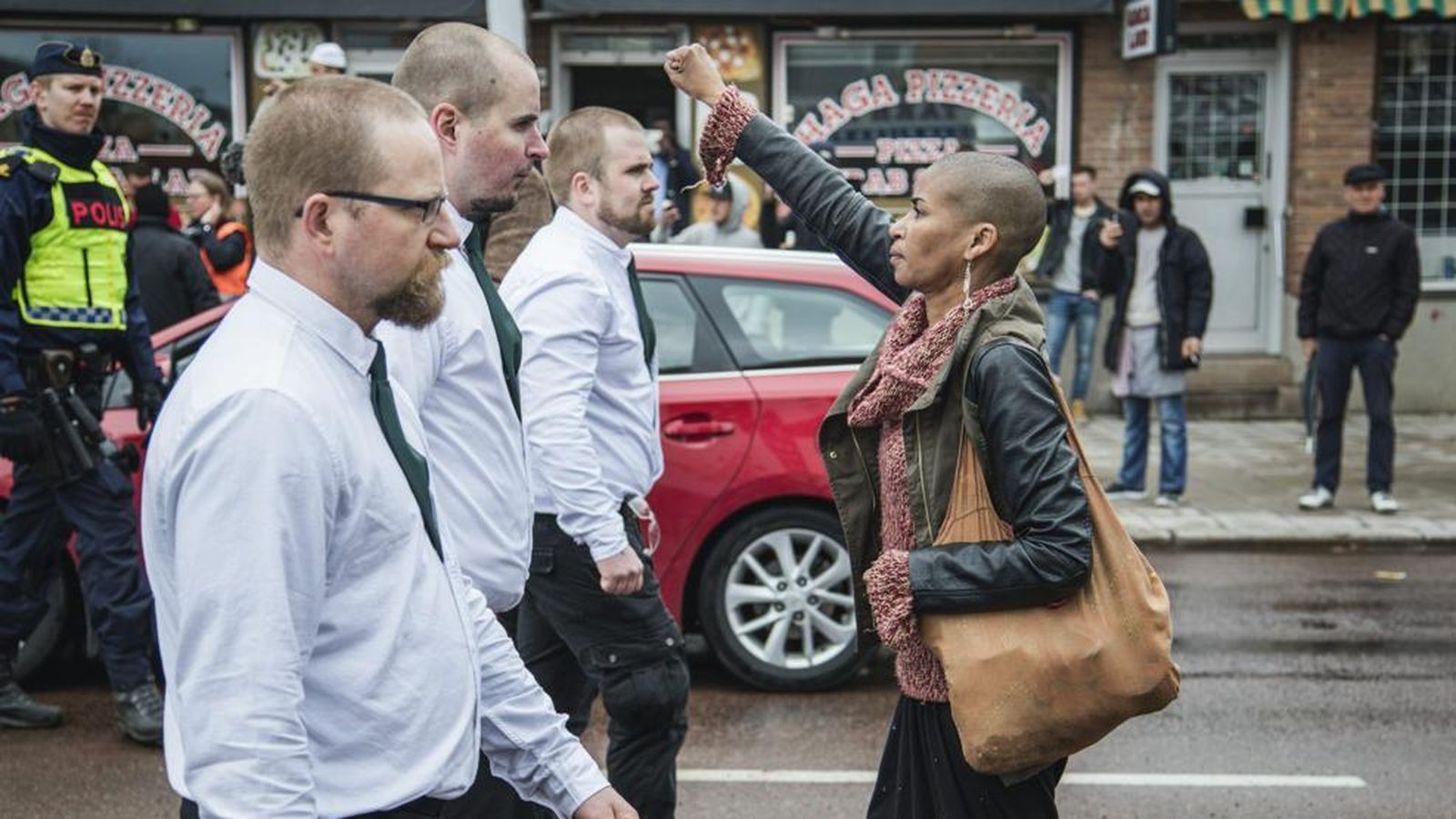 Foto: Tess Asplund, con el puño en alto contra la extrema derecha en Suecia. (David Lagerlöf/Twitter)