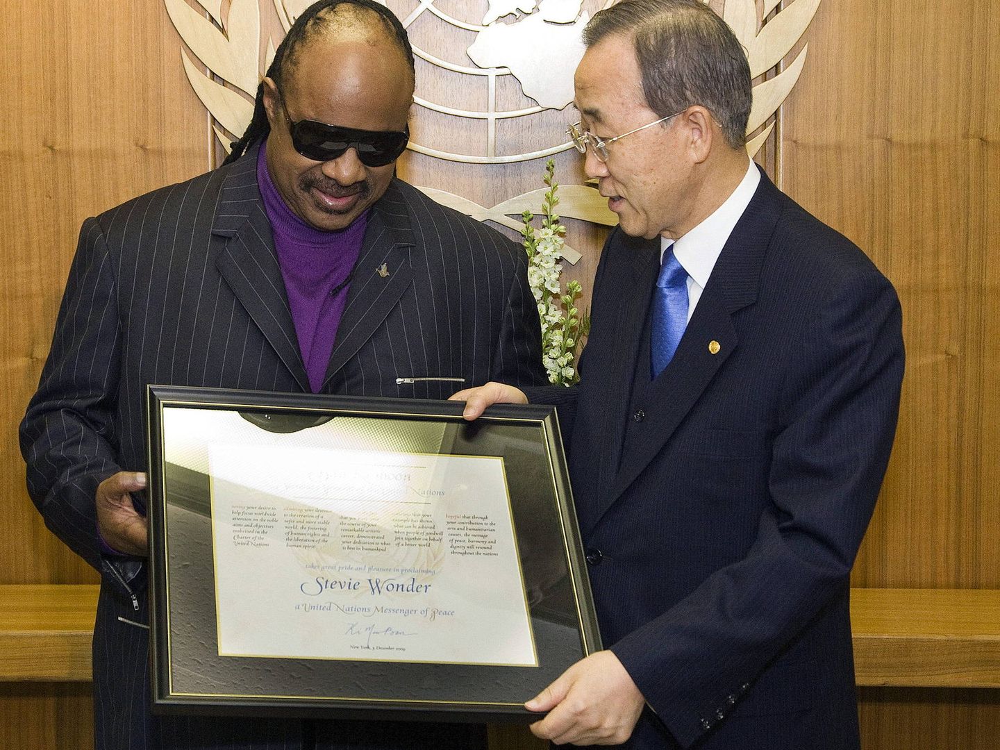 Stevie Wonder, con el secretario general de la ONU, Ban Ki-moon. (EFE)