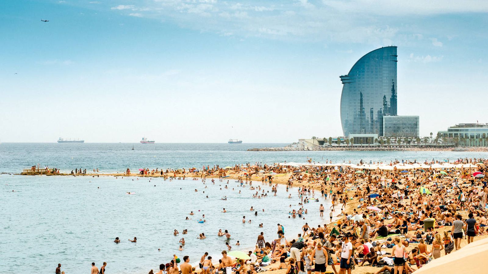 Foto: Las playas atestadas de la capital catalana. (iStock)