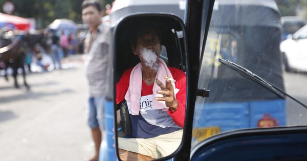 Foto: Un taxista fuma mientras espera clientes en Yakarta, el 21 de julio de 2015. (Reuters)