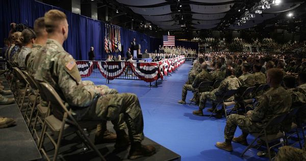 Foto: Militares estadounidenses escuchan al presidente Trump durante su discurso en Fort Myer, Virginia. (Reuters)