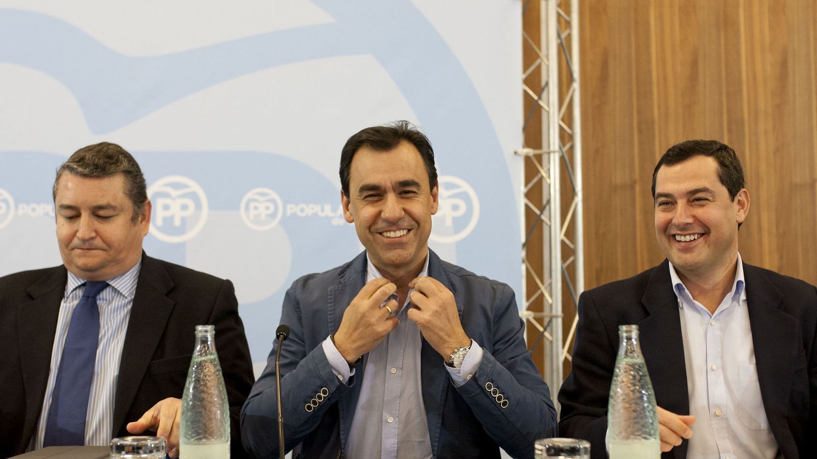 Foto: El vicesecretario de organización del PP, Fernando Martínez-Maíllo, junto a Juanma Moreno y Antonio Sanz. (EFE)