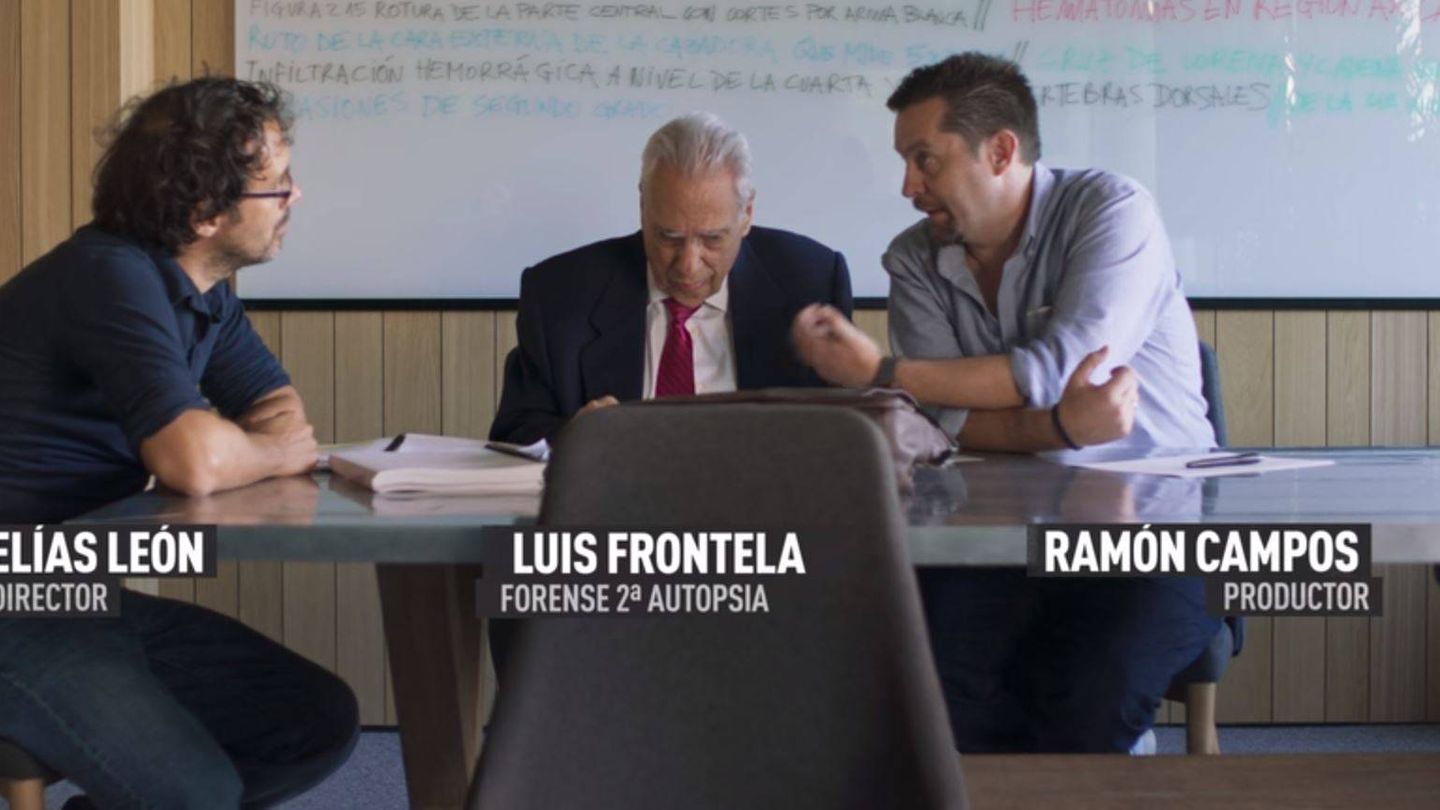 Director y productor del documental con el forense Frontela. (Netflix)