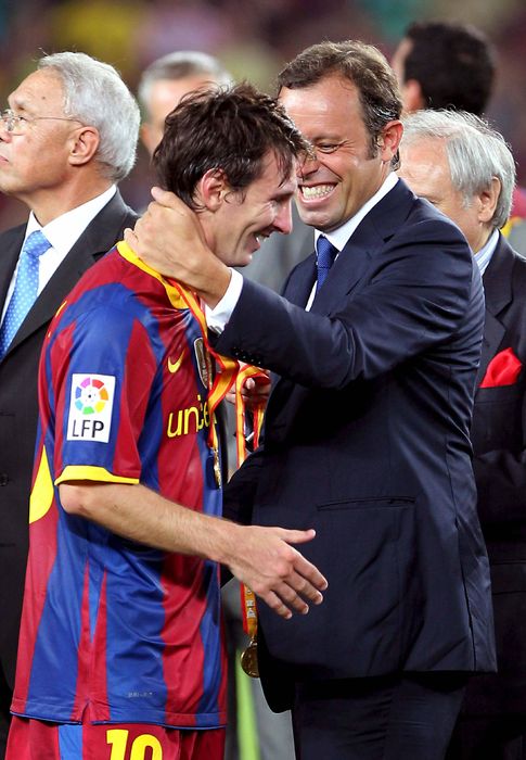 Foto: Sandro Rosell, felicitando a Leo Messi