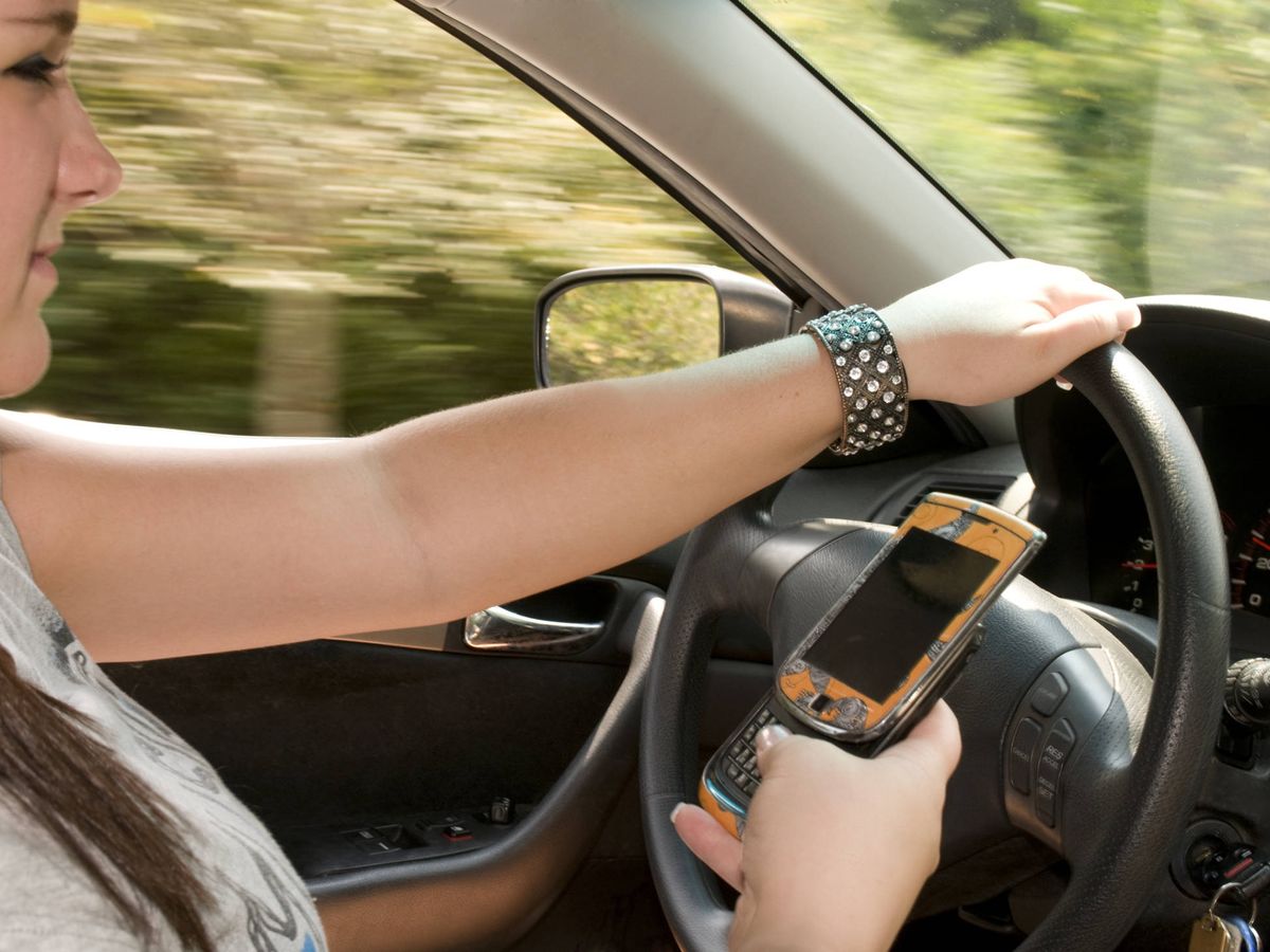 Foto: Las distracciones, como el uso del móvil son ya la primera causa de accidentes de tráfico en España.