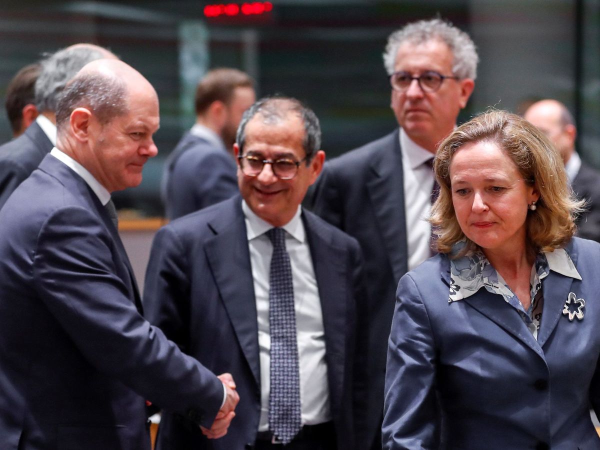 Foto: La ministra española de Economía, Nadia Calviño (dcha), su homólogo italiano, Giovanni Tria (c), y el ministro alemán de Finanzas, Olaf Scholz. (EFE)