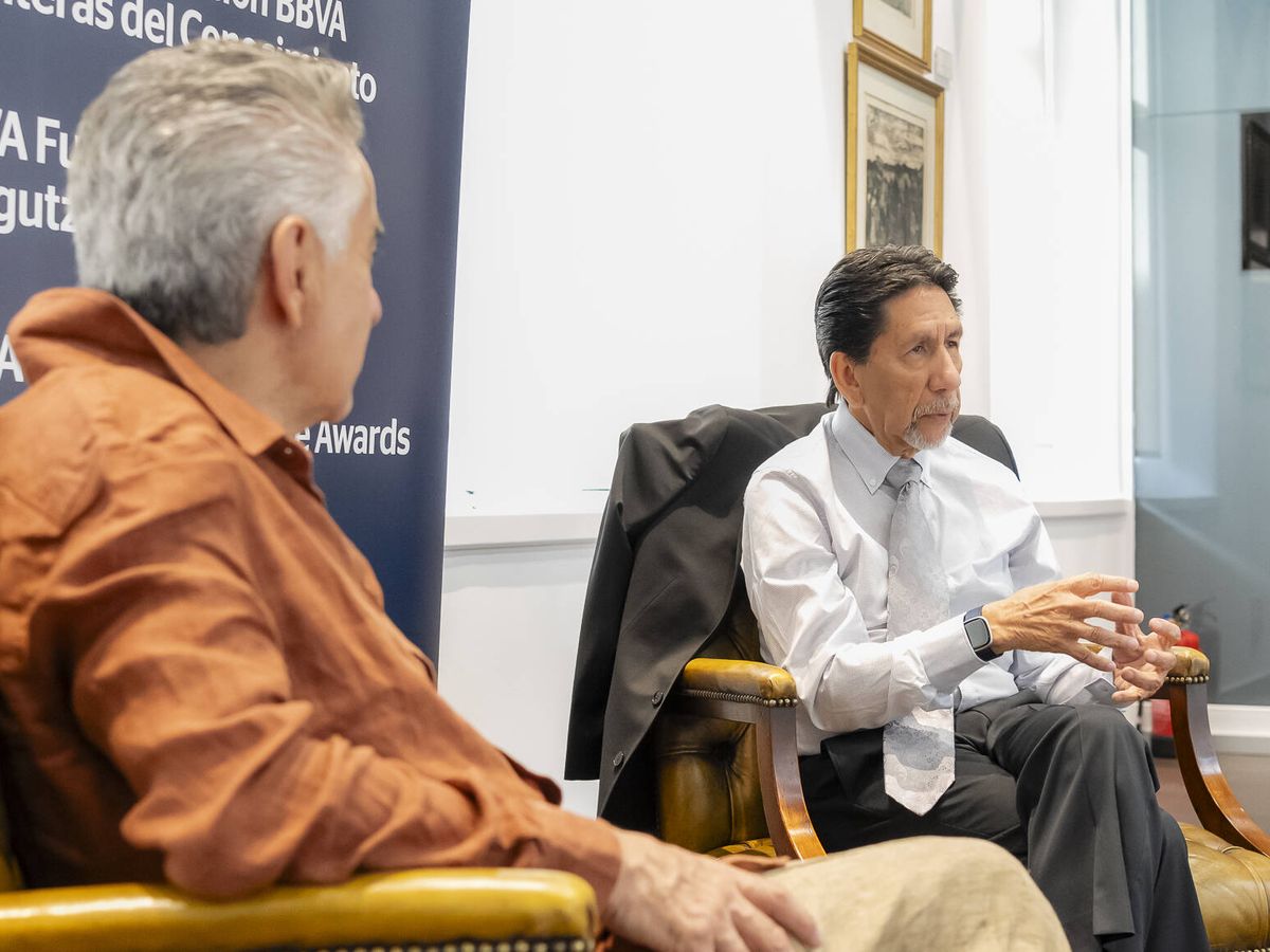 Foto: Rodolfo Dirzo (derecha) y Gerardo Ceballos durante la entrevista. (Fundación BBVA)