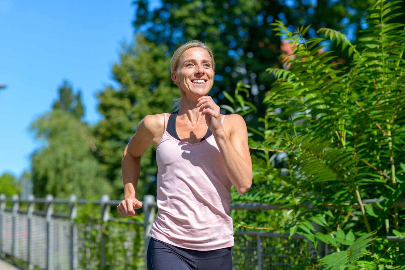 Salir a correr de forma regular es perfecto para mantener a raya el colesterol LDL. (iStock)