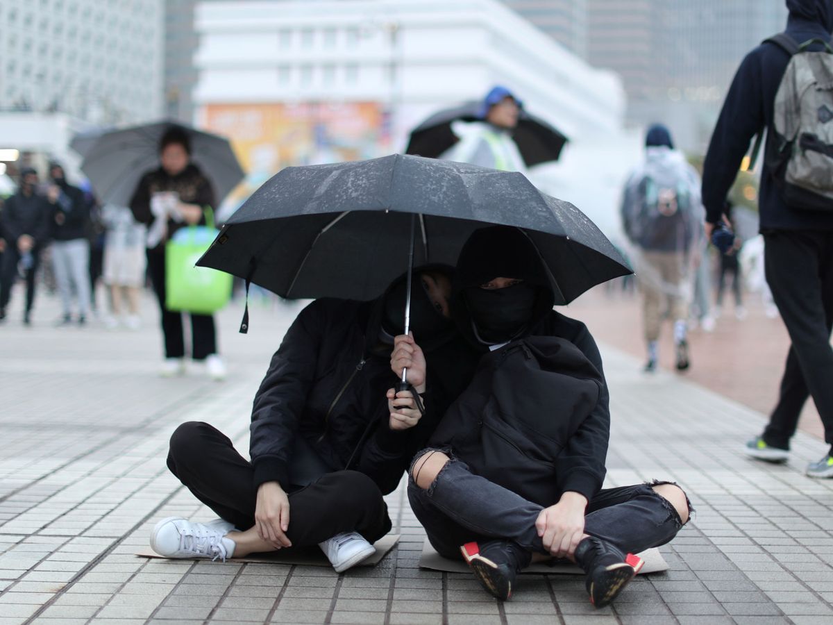 Foto: Manifestantes antigubernamentales participan en una protesta en Edinburgh Place en Hong Kong, China. (Reuters) 