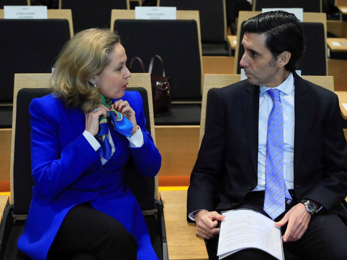 Foto: La ministra de Economía, Nadia Calviño, junto al presidente de Telefónica, José María Álvarez-Pallete. 