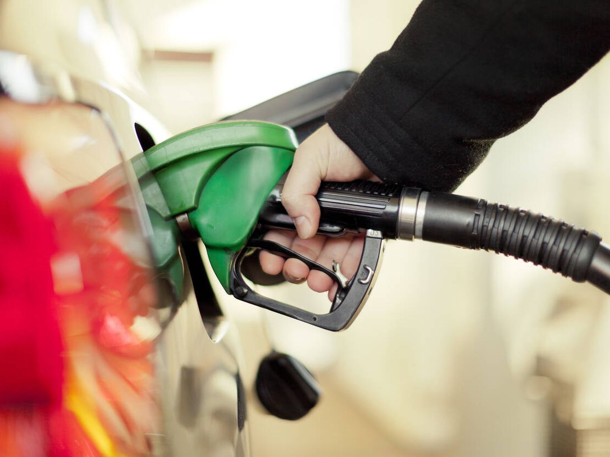 Foto: Un consumidor reposta gasolina en este 2022.