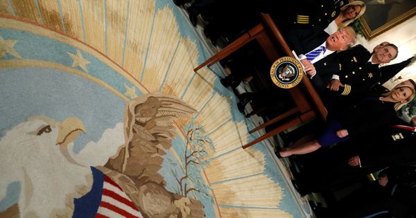 Foto: Donald Trump durante la firma de dos leyes en la Casa Blanca, el 2 de junio de 2017. (Reuters) 