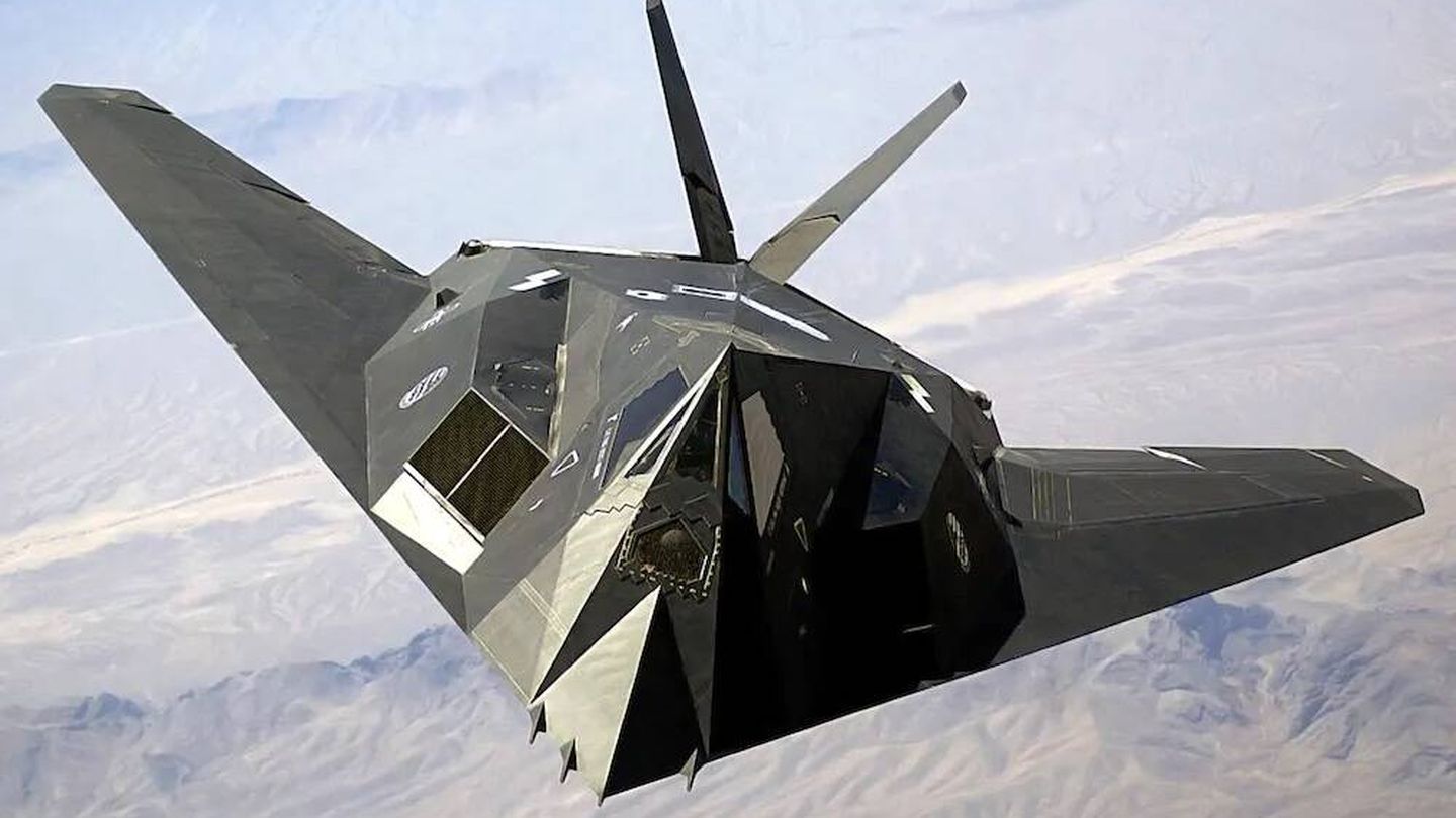 El caza furtivo F-117 podría haber venido de otro mundo, pero se fabricó aquí mismo, en la Tierra. (USAF)