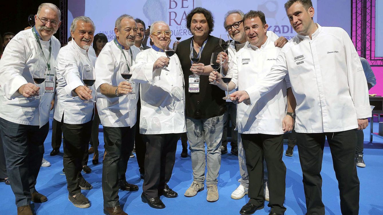 Foto: Los cocineros Pedro Subijana (i), Carlos Arguiñano (3i), Juan Mari Arzak (4i), Ramón Roteta (3d), Martín Berasategui (2d), Josean Alija (d), durante el homenaje que ha recibido en la XVIII edición de San Sebastián Gastronomika (Foto de Archivo EFE)