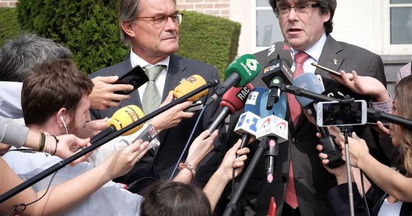 Foto: Los expresidentes catalanes Artur Mas (i) y Carles Puigdemont, tras una reunión en Waterloo (Bélgica). (EFE)