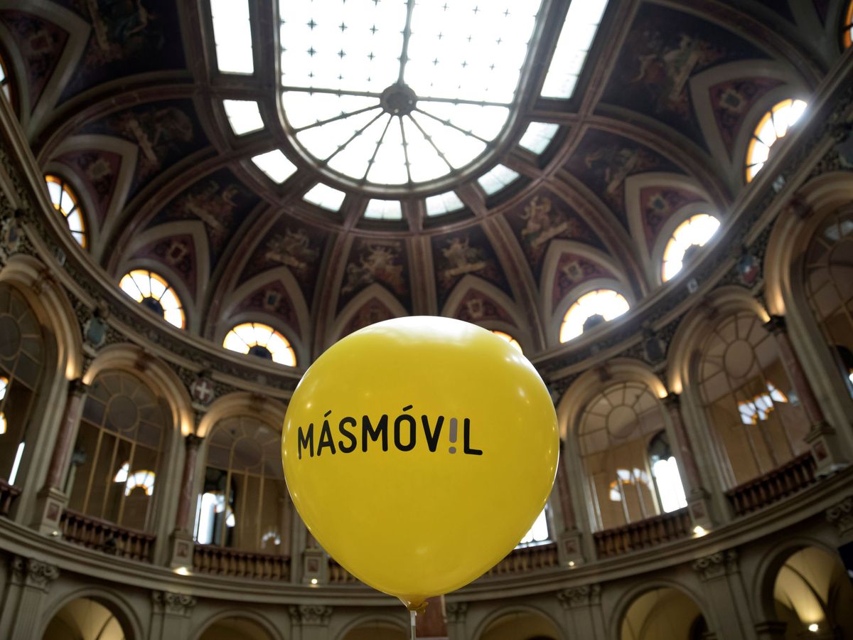 Foto: Un globo de MásMóvil, en la Bolsa de Madrid. (Reuters)