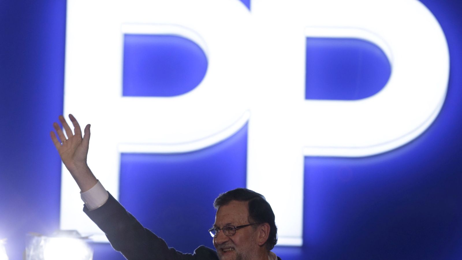 Foto: Mariano Rajoy se dirige a sus simpatizantes en la sede del PP. (EFE)
