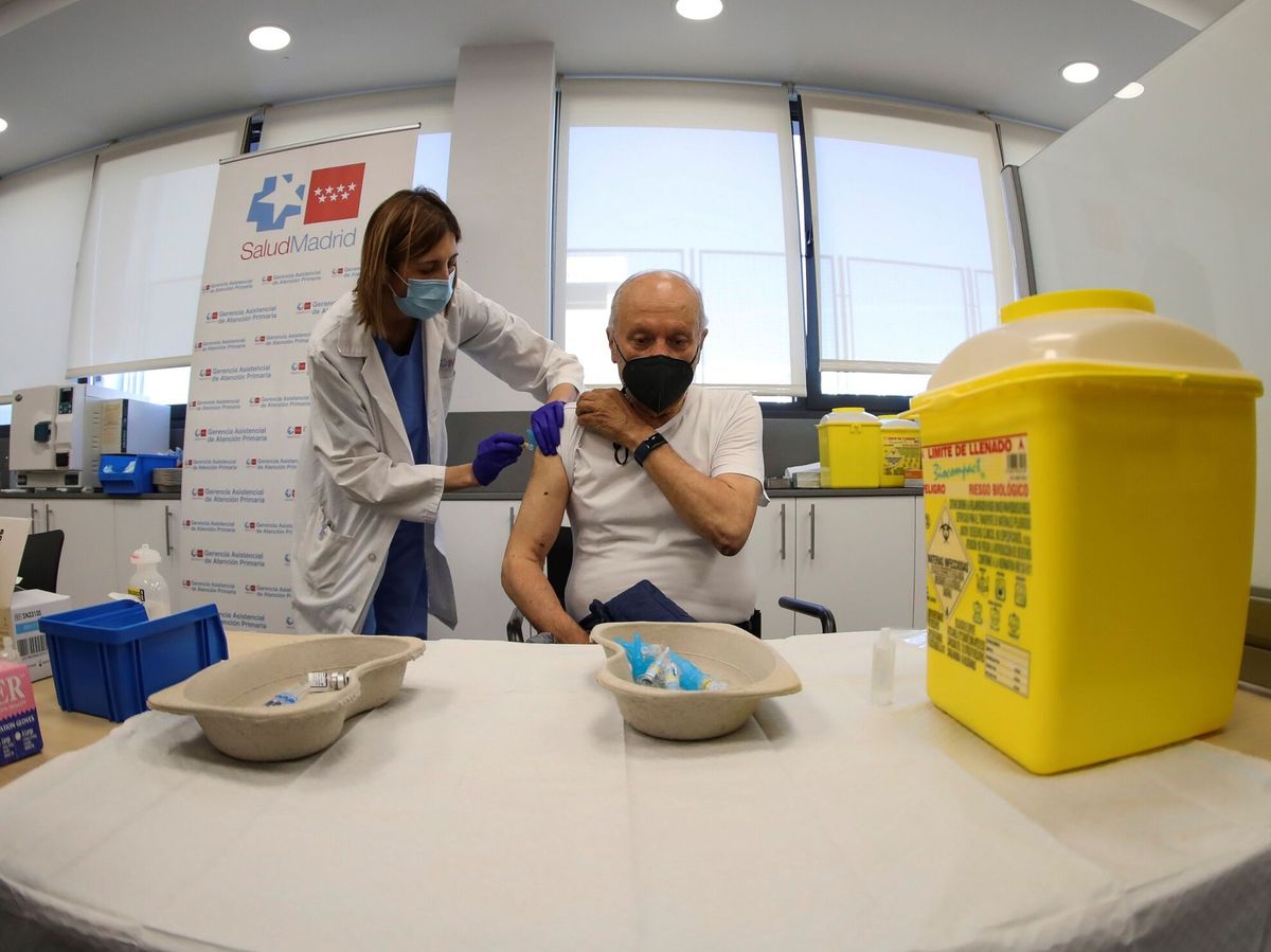 Foto: Un hombre se vacuna de la gripe y el covid-19 en Madrid, cuando se comienza a administrar la dosis de refuerzo de la covid-19 a los mayores de 70 años. (EFE)