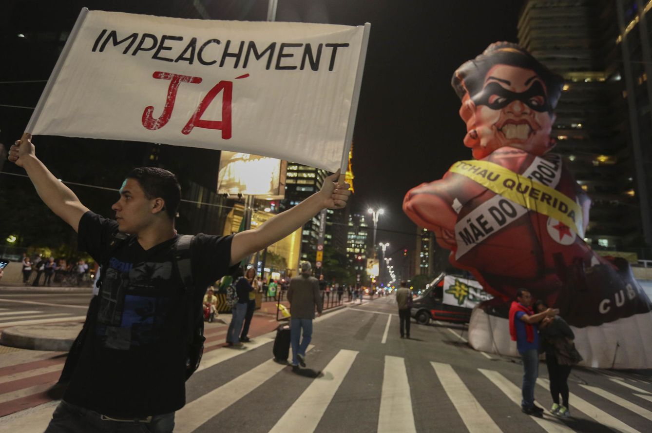Manifestantes protestan contra la presidenta Dilma Rousseff, el lunes 9 de mayo de 2016, en Sao Paulo (Efe).